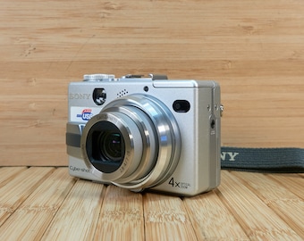 Sony DSC-V1 Cyber-Shot 5MP Digital Camera, 4X Optical Zoom, Carl Zeiss Lens, Made in Japan