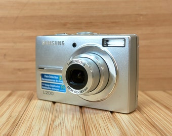 Samsung  L200 10.2MP Compact Digital Camera, 3X  Optical Zoom, Image Stabilization