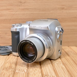 Fujifilm Finepix S3000 3,2MP Digitalkamera, mit 6fach optischem Zoom, Made in Japan Bild 1