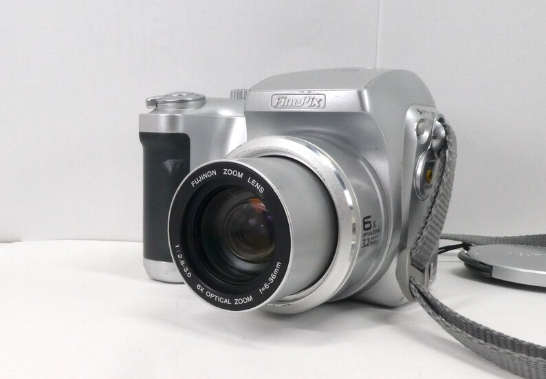 Fujifilm Finepix S3000 3.2MP Digital Camera, with 6x Optical Zoom, Made in Japan image 2