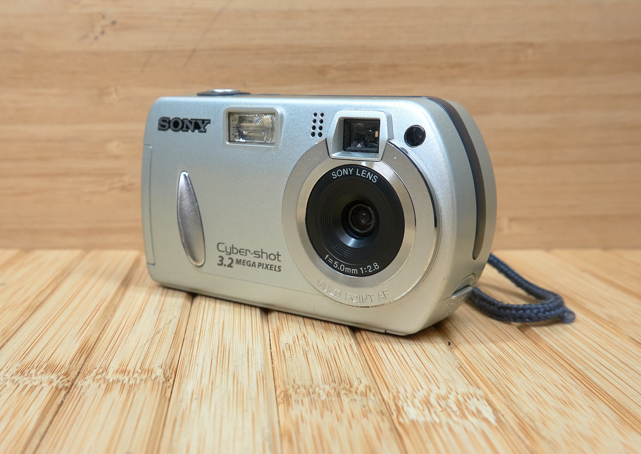 Vintage Sony Cyber-shot DSC-P32 Digital Camera, Made in Vintage Sony Cyber-shot DSC-P32 Digital Camera, Made in