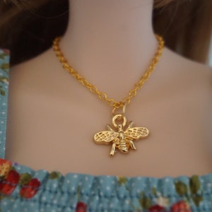 Necklace  for Smartdoll with Bee that is Guld colored