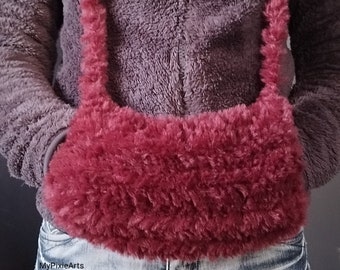 Kuschelig warme Muffs/Handwärmer aus extra flauschig weicher Plüschwolle mit Umhängeband