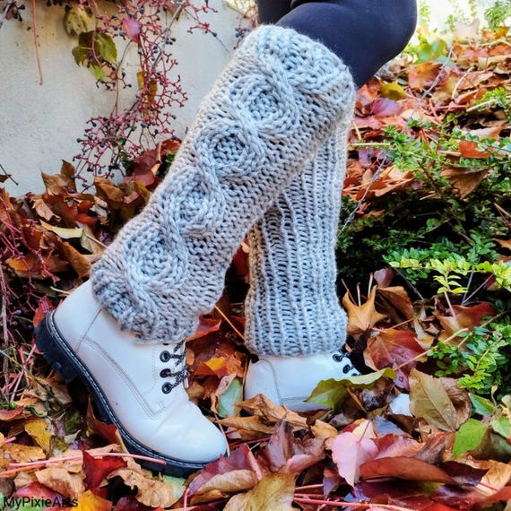 Gestrickte Beinstulpen mit Zopfmuster und Glitzer, kuschelig-weich