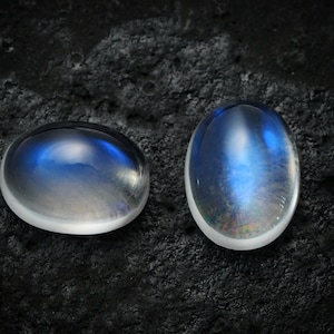 Natural Rainbow Moonstone Cabochon: Oval Gemstone (7x9 mm)