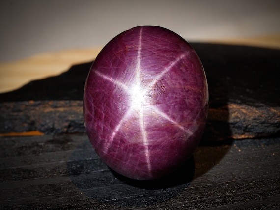 Rubis étoilé Naturel 2.39 Carats - Cabochon 6 Rayons, Provenance Mozambique (neuf)