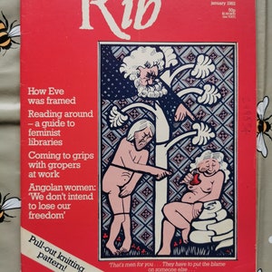 Peut inclure: Une couverture de magazine rouge avec le titre "spare Rib" et le texte "a women's liberation magazine" en blanc. La couverture présente une illustration en noir et blanc d'un homme et d'une femme dans un arbre.