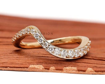 Alianza de boda curva con diamantes, anillo estilo onda, alianza apilable, oro amarillo.
