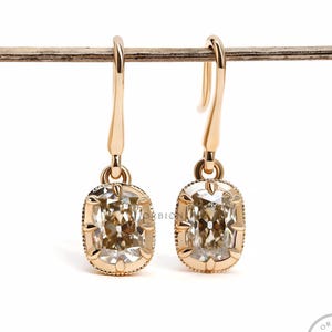 Pendientes colgantes de moissanita estilo vintage en oro amarillo de 14k, con ganchos para las orejas, talla cojín alargada Old Mine Cut, joyería de herencia, regalo de aniversario.