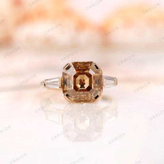 オクタゴンアッシャーシャンパンモアッサナイトリング、スリーストーン