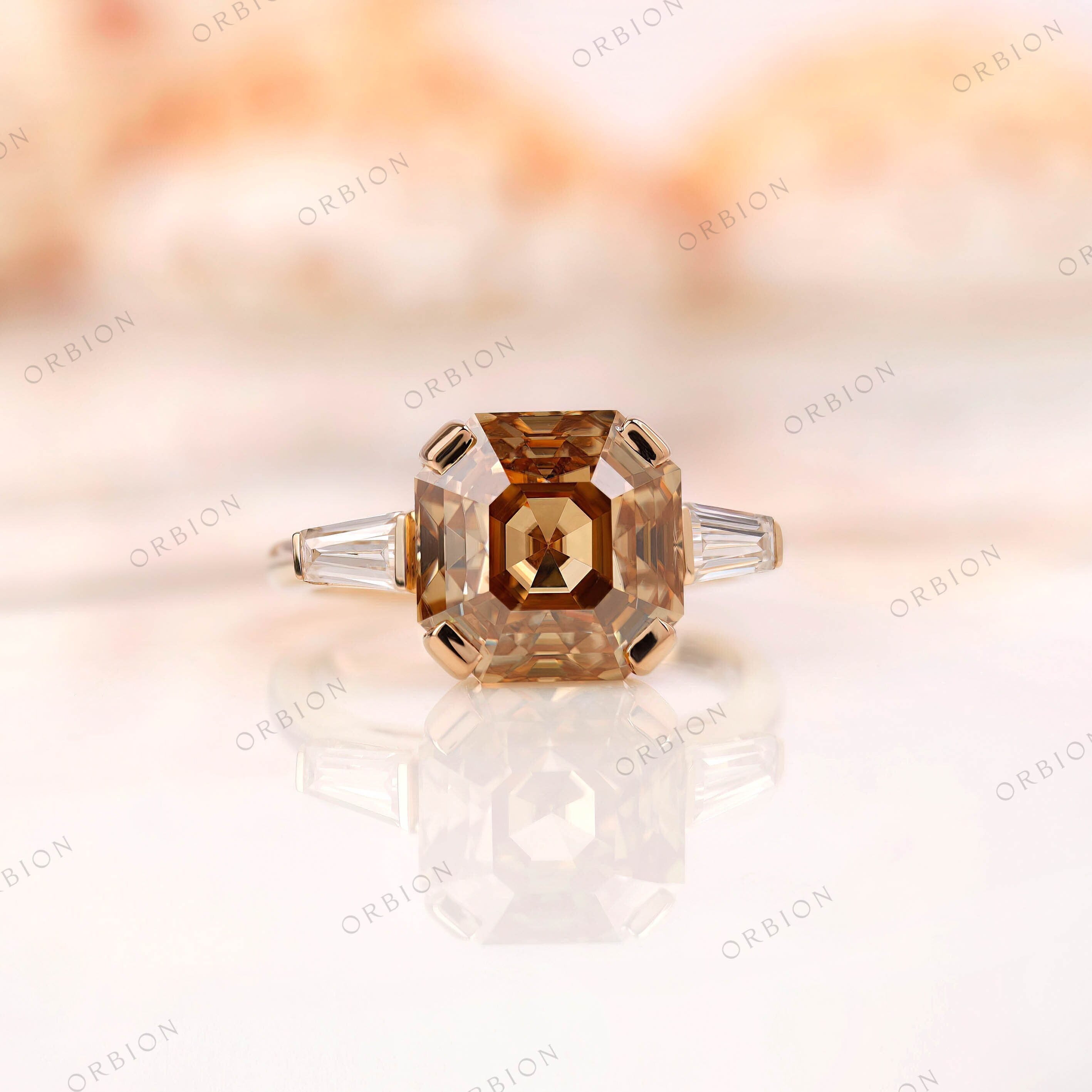 オクタゴンアッシャーシャンパンモアッサナイトリング、スリーストーン