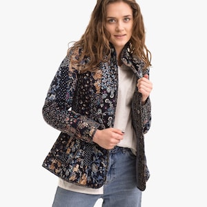 Einzigartige Patchwork-Jacke mit Blumenmuster, blauer Stepp-Überwurf für Damen, maßgeschneiderte Vintage-Jacke im viktorianischen Stil, Retro-Hippie-Jacke, Herbstjacke