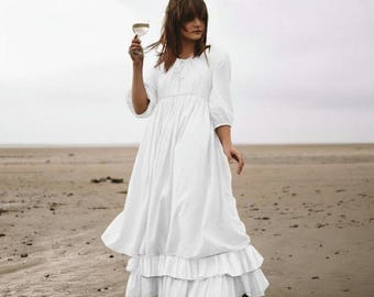 Biała, luźna suknia ślubna w stylu wróżki, suknie ślubne w stylu vintage, fantazyjna suknia ślubna na plażę, sukienka w stylu boho cottage core, prezent ślubny