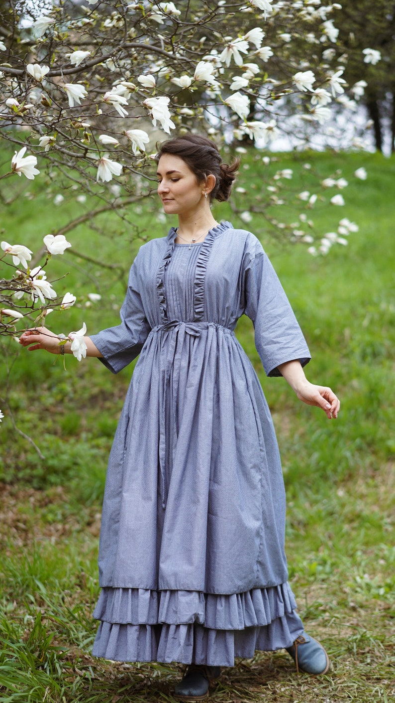 Embrace countryside romance!
This colonial-inspired dress blends French charm with pioneer spirit—ideal for garden strolls, church, or autumn picnics.