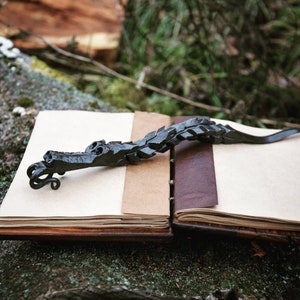 Abrecartas con forma de dragón / Navaja para cartas / Suministros de oficina con forma de dragón / Regalo de oficina único / Cuchillo forjado por un herrero / Accesorio de escritorio / Decoración con forma de dragón