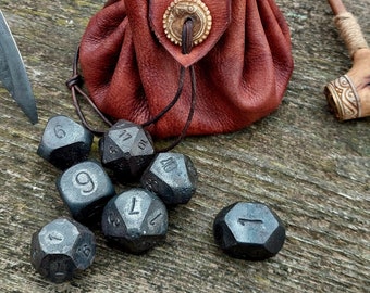 Ensemble de dés DnD forgés à la main - dés en acier - Dés de forgeron nain - Ensemble de dés Donjons et Dragons nains - D20, D12, D10, D8, D6, D4, D00