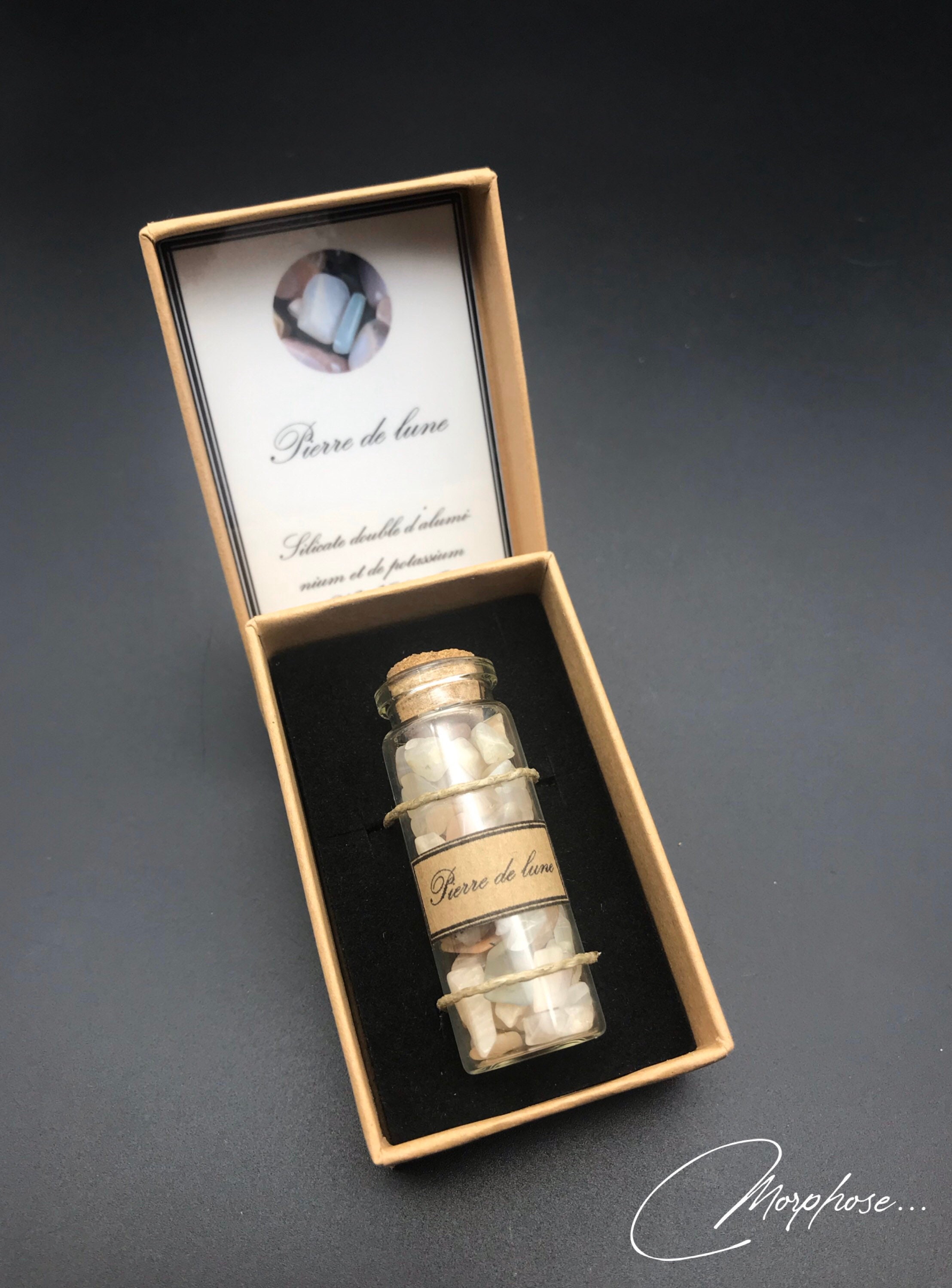 Petite Fiole de Verre Remplie Pierre Lune en Coffret. Décoration Pour Cabinet Curiosités