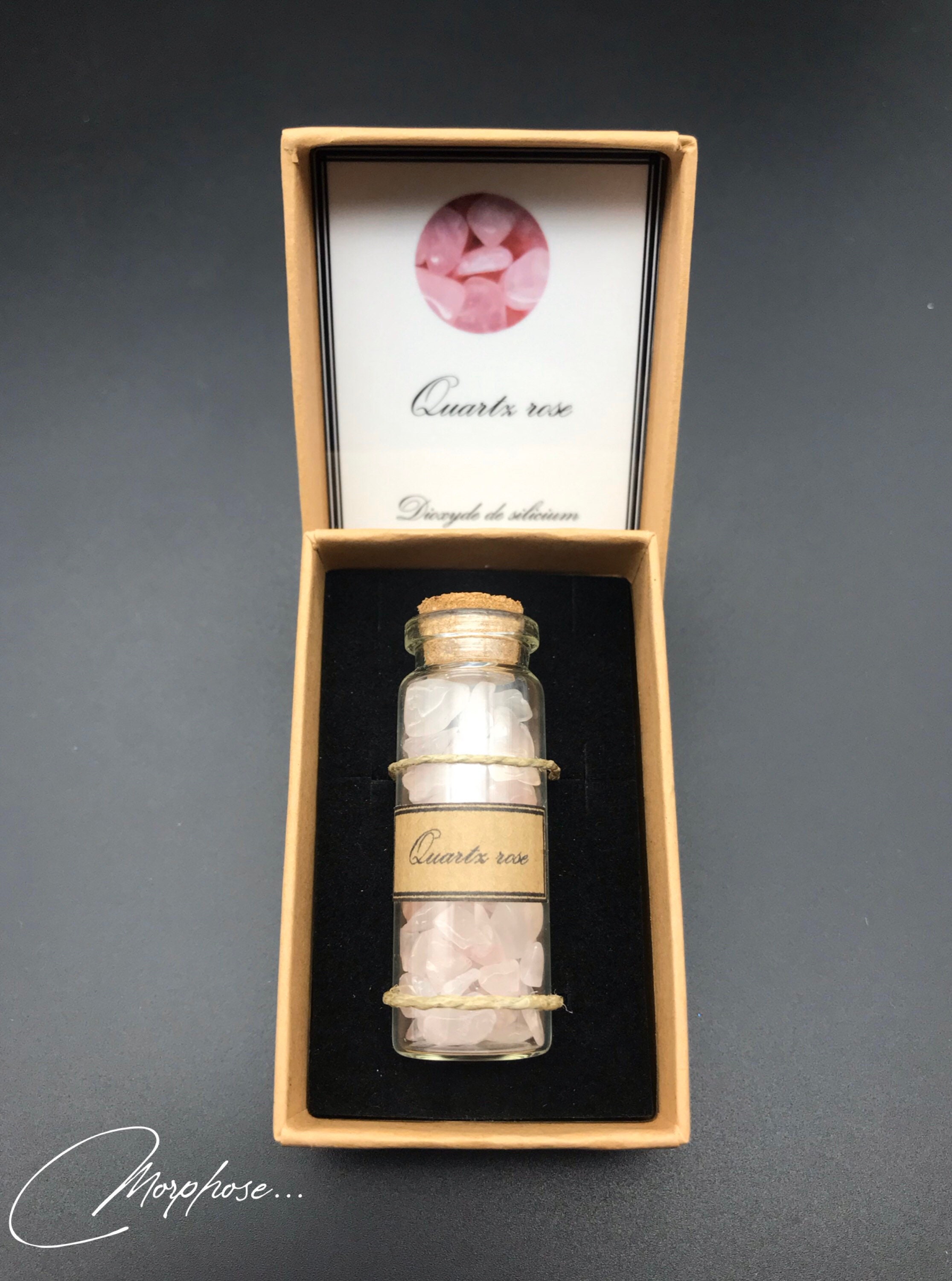 Petite Fiole de Verre Remplie Quartz Rose en Coffret. Décoration Pour Cabinet Curiosités