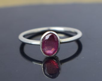 Anello semplice Ruby!! Anello rubino ovale, anello minuscolo rubino, anello semplice rubino, anello in argento rubino,