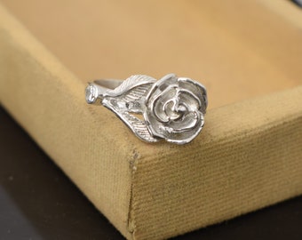 Anillo de flor rosa, anillo de rosebuds, anillo floral, plata de ley, anillo de corona de flores, anillo de apilamiento, anillo de la corona de flores, regalos del día de San Valentín