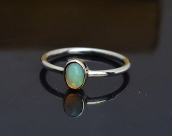 Anillo diminuto de ópalo, anillo de ópalo, anillo ovalado de ópalo, anillo de ópalo, anillo de piedra preciosa de ópalo, anillo simple, anillo de promesa, anillo solitario, anillo de compromiso