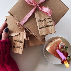 Tag in Legno Auguri, Biglietto Auguri in Legno, Etichette Personalizzate, Fatto a Mano, Tag Bomboniera
