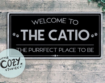 Welkom bij The Catio - The Purrfect Place To Be Sign | Kattenliefhebber teken | Aangepast metalen bord | Katteneigenaar cadeau | Deurbordje | Naambord Plaquette