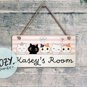 Sinal personalizado de gatos fofos | Sinal de porta de Doodle de gatos fofos | Placa de porta do quarto | Arte de parede | Decoração de sala de aula de gatos fofos | Sinal de porta de gatos | Placa metálica