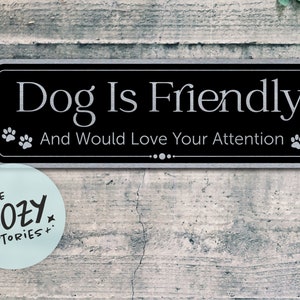 Aangepaste hond is vriendelijk - en zou dol zijn op uw aandachtsteken | Aangepast metalen bord | Aangepast teken | Metalen bord | Deurbordje | Aangepaste plaquette