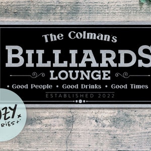Puede incluir: Un letrero negro y plateado con el texto "The Colman's Billiards Lounge" y el lema "Good People Good Drinks Good Times" con la fecha "ESTABLISHED 2022" debajo.
