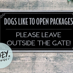 Cães gostam de abrir pacotes - por favor, deixe do lado de fora do portão | Cachorro em sinal de quintal | Placa de metal personalizada | Sinal de entregas | Sinal de portão de metal