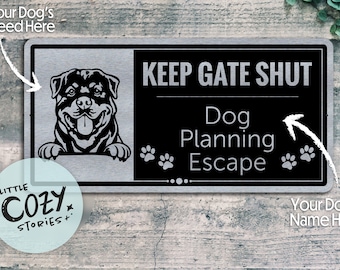 Peut inclure: Une pancarte en métal noir et argent avec le texte "KEEP GATE SHUT" et "Dog Planning Escape". La pancarte présente une illustration en noir et blanc d'un Rottweiler regardant par-dessus le haut de la pancarte.