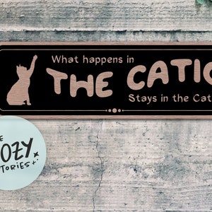 What Happens In The Catio Stays In The Catio Sign | Cat lover sign | Custom Metal Sign | Cat owner gift | Door Sign | Name Plate Plaque