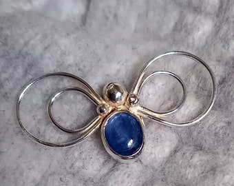 Broche de abeja de plata de ley hecho a mano: piedra cianita, joyería original