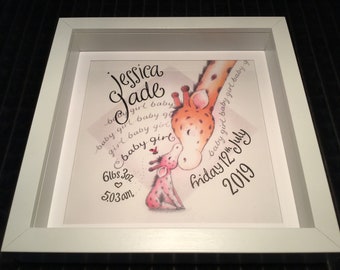 Puede incluir: Una impresión enmarcada con una ilustración de una jirafa y una jirafa bebé. La impresión incluye el texto "Jessica Jade", "baby girl baby girl baby girl baby girl baby girl", "6lbs 3oz", "5:03am" y "Friday 12th July 2019".