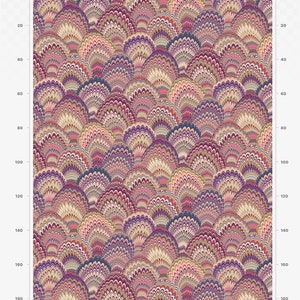K&ouml;nnte beinhalten: Ein sich wiederholendes Muster aus bunten, &uuml;berlappenden F&auml;cherformen in den Farben Rosa, Lila, Blau und Beige. Das Muster erinnert an Pfauenfedern.