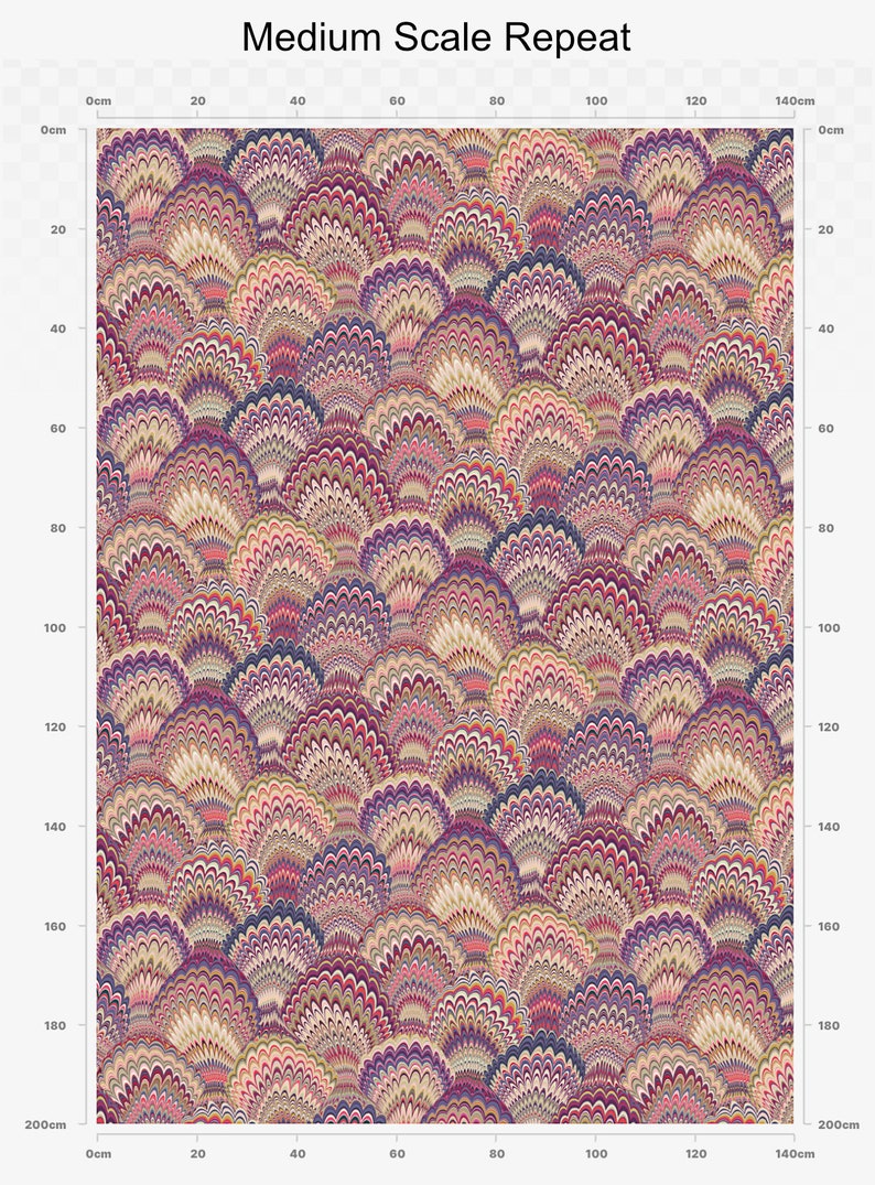 K&ouml;nnte beinhalten: Ein sich wiederholendes Muster aus bunten, &uuml;berlappenden F&auml;cherformen in den Farben Rosa, Lila, Blau und Beige. Das Muster erinnert an Pfauenfedern.