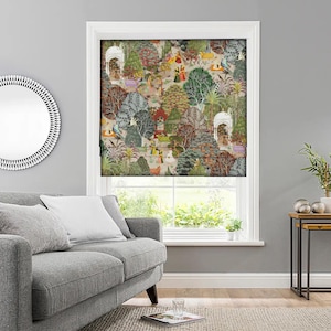Puede incluir: Una ventana con una cortina romana estampada que presenta una escena colorida de un jard&iacute;n con &aacute;rboles, personas y animales. La cortina est&aacute; subida, revelando una vista del exterior.