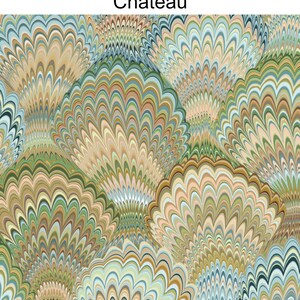K&ouml;nnte beinhalten: Abstraktes Muster mit wirbelnden, &uuml;berlappenden Formen in Blaut&ouml;nen, Gr&uuml;n, Braun und Beige. Das Muster &auml;hnelt einer Reihe von &uuml;berlappenden, abgerundeten, gewellten Kanten.