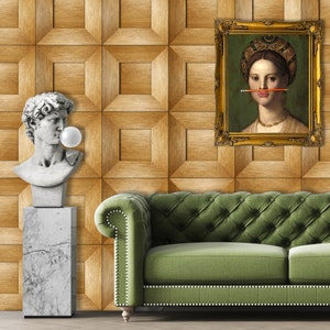 Könnte beinhalten: Ein grünes, gestepptes Samtsofa steht vor einer Holzvertäfelung. Links davon steht auf einem weißen Sockel eine Büste eines Mannes mit einer Blase im Mund. An der Wand hängt ein gerahmtes Porträt einer Frau mit einem Bleistift über dem Mund.