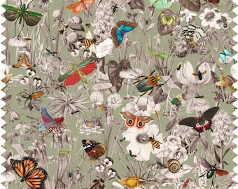 Op de afbeelding: Stofstaal met een gedetailleerd botanisch ontwerp. Het toont verschillende insecten en vlinders in oranje, blauw, groen en zwart tegen een gedempte groene achtergrond. Het ontwerp omvat bloemen en bladeren.