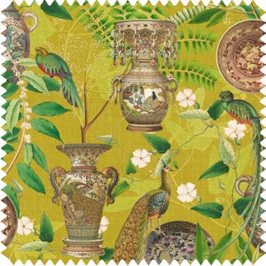 Può includere: Un tessuto giallo con un motivo ripetitivo di uccelli verdi, pavoni e vasi decorati con accenti floreali. I vasi sono decorati con disegni intricati e sono posizionati su uno sfondo di foglie verdi e fiori bianchi.