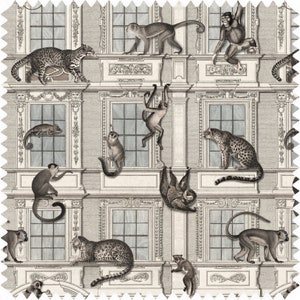 Puede incluir: Un patrón de papel tapiz de estilo vintage con una variedad de animales, incluyendo monos, leopardos y un camaleón, trepando y descansando en un edificio blanco y gris con ventanas ornamentadas.