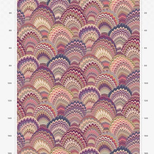 K&ouml;nnte beinhalten: Ein sich wiederholendes Muster aus bunten, wirbelnden, f&auml;cherf&ouml;rmigen Designs in den Farben Rosa, Lila, Blau und Creme. Das Muster erinnert an Pfauenfedern.