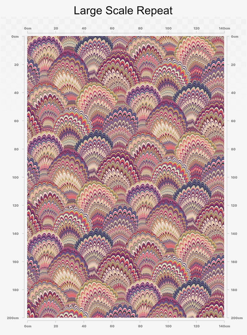 K&ouml;nnte beinhalten: Ein sich wiederholendes Muster aus bunten, wirbelnden, f&auml;cherf&ouml;rmigen Designs in den Farben Rosa, Lila, Blau und Creme. Das Muster erinnert an Pfauenfedern.