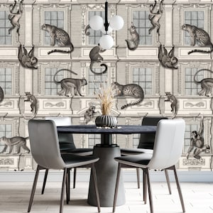 Può includere: Una sala da pranzo con un tavolo e quattro sedie. Le pareti sono rivestite con carta da parati che presenta un motivo ripetitivo di scimmie, leopardi e dettagli architettonici in bianco e nero.
