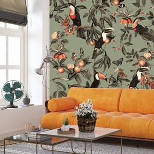Pode incluir: Um papel de parede verde com um tema tropical apresentando tucanos, borboletas e frutas c&iacute;tricas laranja.