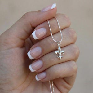 Collar de flor de lis de plata, colgante de flor de lis, joyería de flor de lis, joyería medieval, Nueva Orleans, regalo para mujer, idea de regalo de cumpleaños