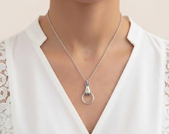 Naszyjnik z zawieszką w kształcie dłoni ze srebra próby 925, naszyjnik z kołatką do drzwi, naszyjnik z pierścieniem trzymającym dłoń, naszyjnik w stylu wiktoriańskim z dłonią, pomysł na prezent