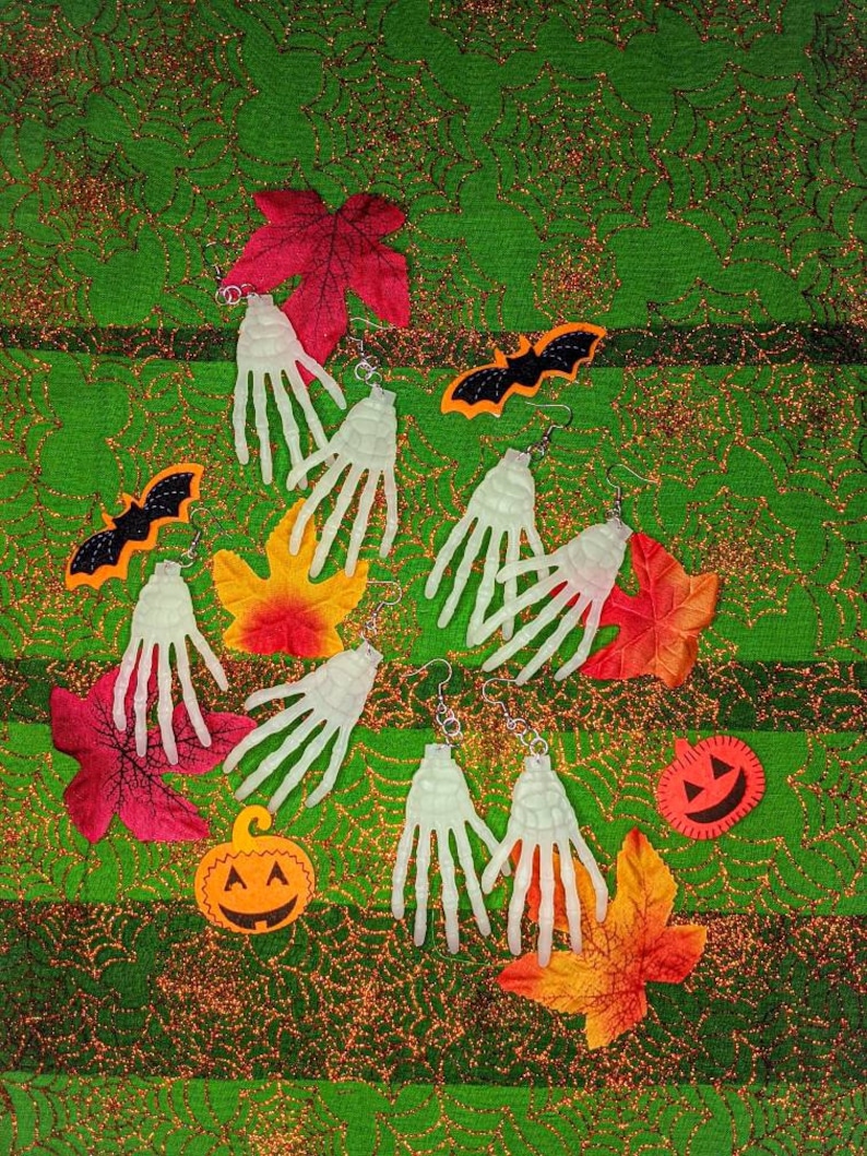 Cute /& Kitsch Halloween Glow-In-The-Dark Skeleton Hands Earrings Set